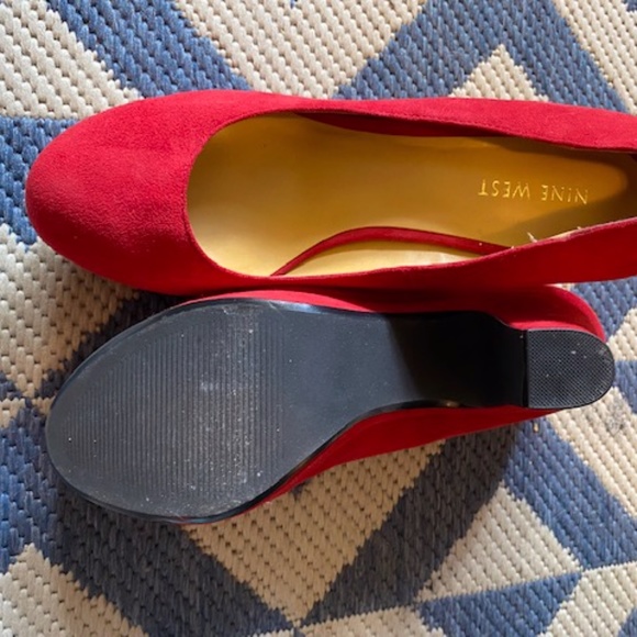 RED SUEDE NINE WEST PLATFORM PUMP - Picture 3 of 6
